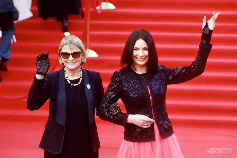 Актриса Светлана Тома (слева) с дочерью актрисой Ириной Лачиной на красной дорожке.
