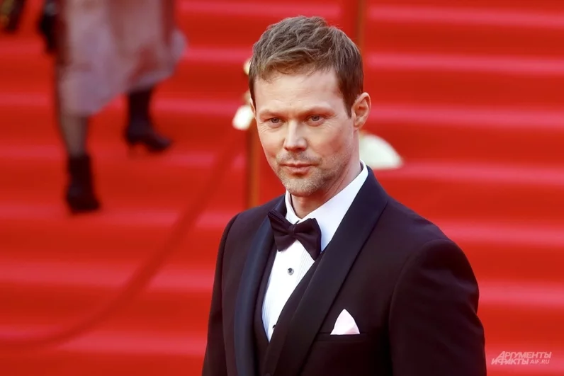Актер Даниил Воробьев на красной дорожке.