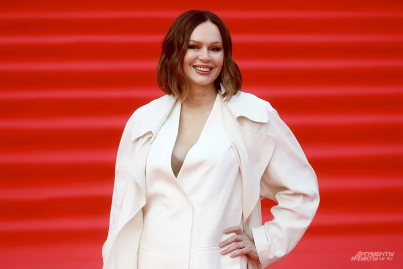 Актриса Ирина Безрукова на красной дорожке.