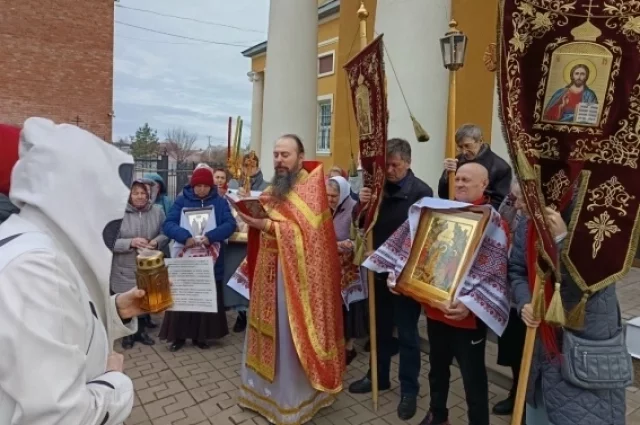 В Светлую седмицу после каждого утренниего богослужения верующие обходят храм пасхальным крестным ходом.