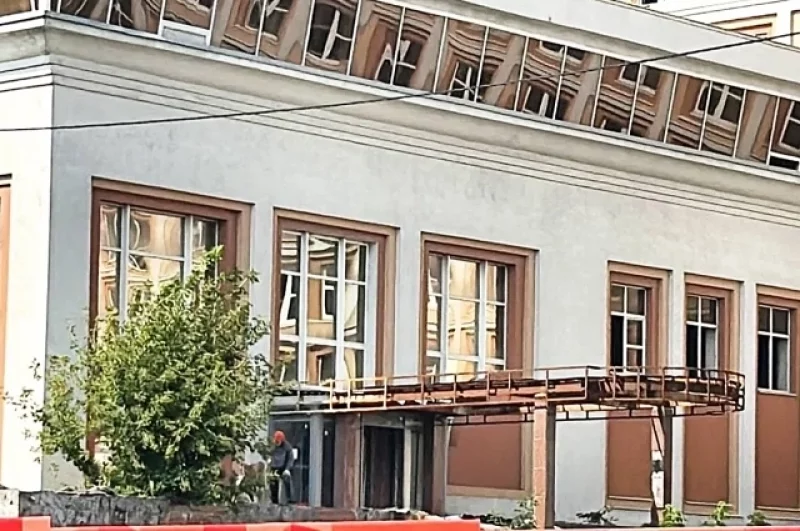 В разное время в здании гостиницы планировались самые разные проекты, от бизнес-центра до аквапарка, но по тем или иным причинам ничего из этого не было реализовано. 