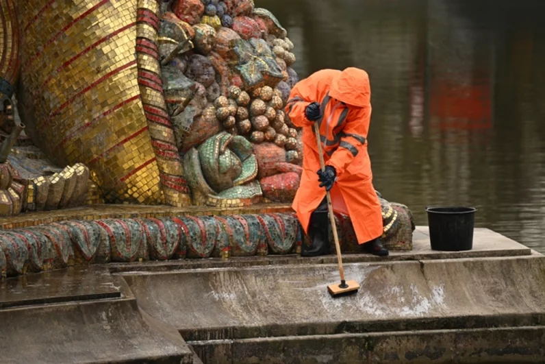 Коммунальные службы промывают 14 фонтанов на Центральной аллее после зимы.