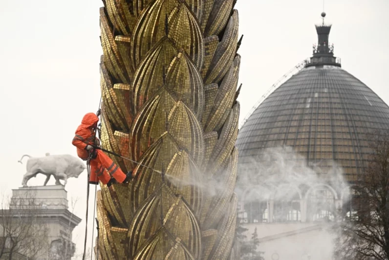 Фонтаны очищают вручную из-за сложной архитектуры и обилия декоративных элементов.
