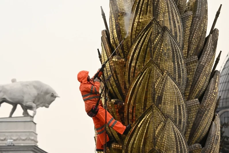 В работах задействованы спецтехника и бригады комплекса городского хозяйства.