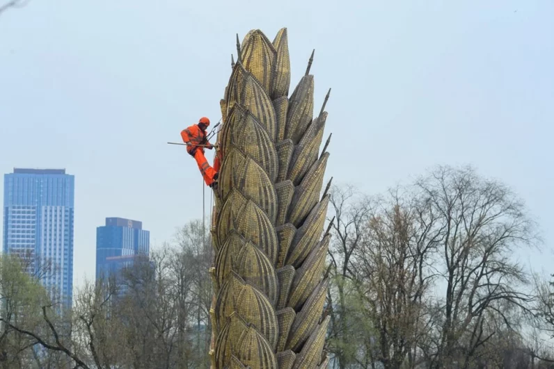 Специалисты очищают гранитные чаши, бронзовые детали и подводные светильники.