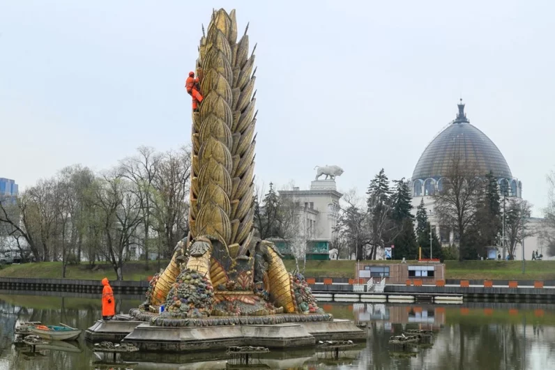 На ВДНХ началась весенняя подготовка фонтанов к открытию нового сезона.