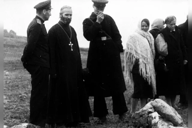 На раскопках места массовых казней: село Дубки под Симферополем, апрель 1944 г.