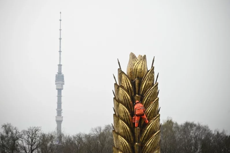 «Золотой колос» — один из центральных фонтанов ВДНХ — проходит сезонную очистку и проверку.
