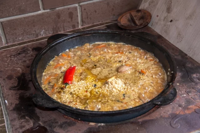 Научиться готовить плов не так уж просто, но вполне возможно. 