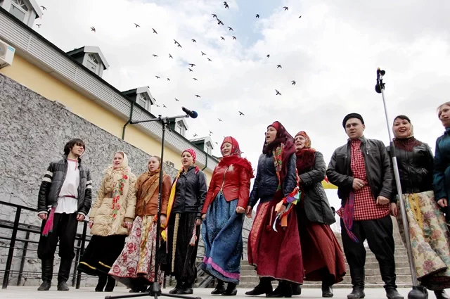 В этот день следует идти в храм, а затем веселиться, есть вкусное.