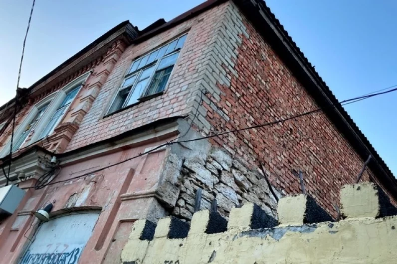 Фасад дома Богдановых оштукатурен, но с торцов проглядывает неровная историческая кладка.