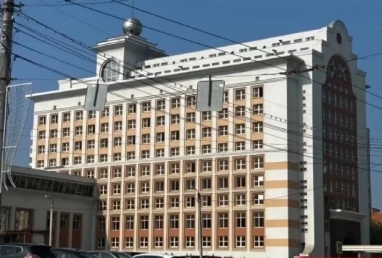 «Интурист» начали строить в 1980-е годы, однако ввести его в эксплуатацию так ни разу и не удалось.