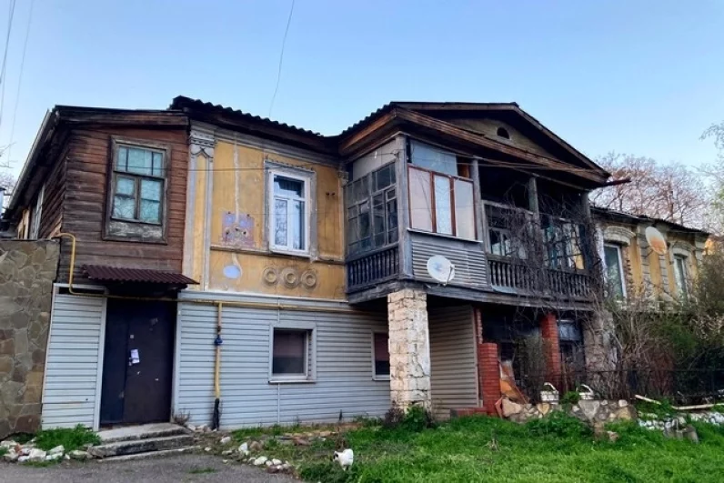 Некоторые дома наглядно показывают, как менялся город и стройматериалы.