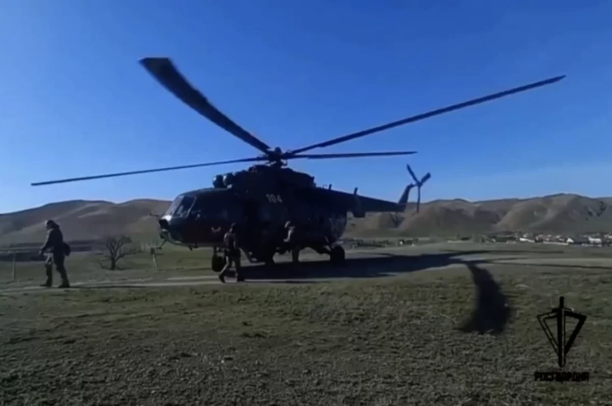 Росгвардия показала поиски убийцы полицейского с помощью дронов и вертолета