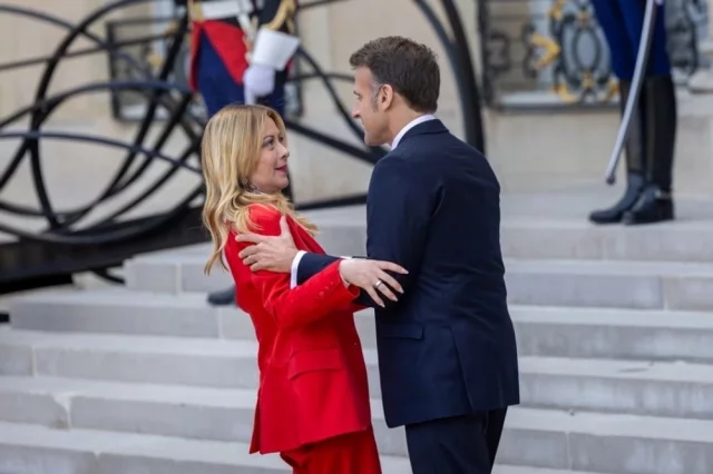 Президент Франции Эммануэль Макрон вышел встречать премьер-министра Италии Джорджию Мелони.