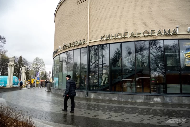 В круговой кинопанораме в торжественный день прошла фан-встреча с актрисой Юлией Пересильд.