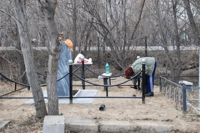 Массовые поездки на городские погосты в Омске традиционно проходят не только в сам родительский день, но и в предшествующие выходные 
