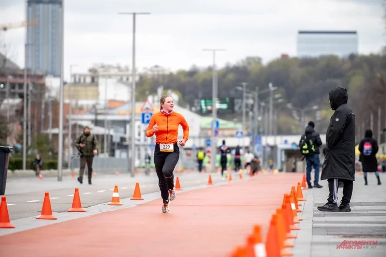 Участникам предстояло преодолеть 380 метров плавания в Аквакомплексе «Лужники», 20 км велогонки по Лужнецкой и Фрунзенской набережным и 5 км бега по аллеям комплекса.