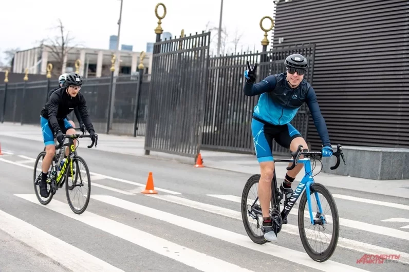 В соревнованиях принимали участие Максим Князев - чемпион мира по ультратриатлону и серебрянный призер Олимпиады в лыжных гонках Александр Панжинский.