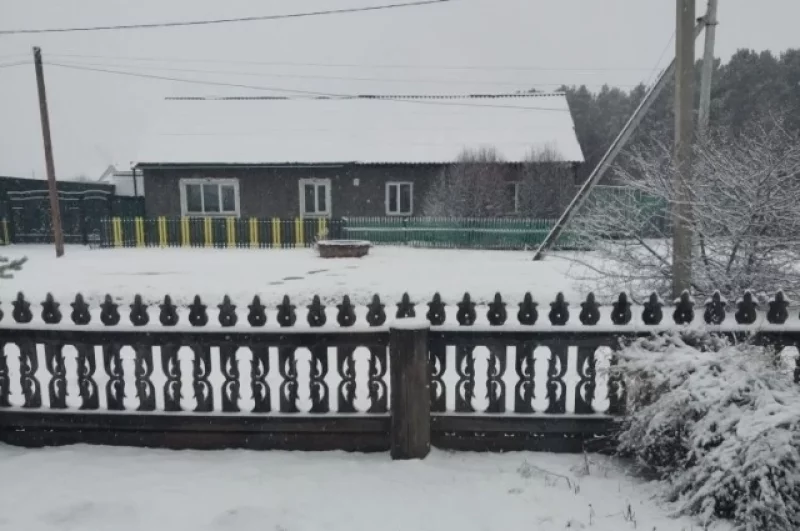 В полисаднике вместо первых весенних цветов расстелилось снежное покрывало