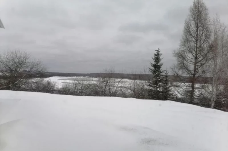Водоёмы вновь подёрнула наледь
