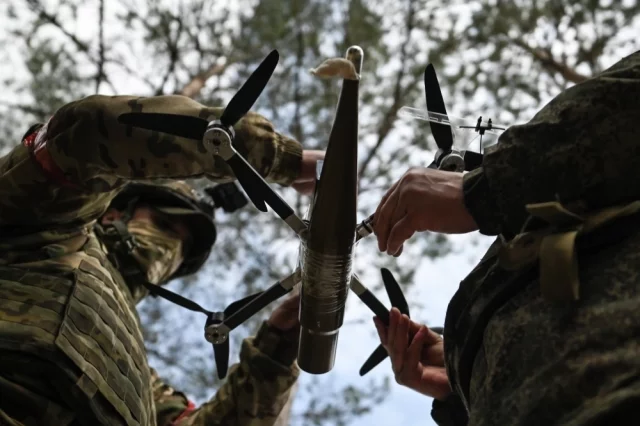 По Киеву и пригородам, как отмечают эксперты, уже давно не прилетало, а сегодня беспилотники жестко перепахали цеха завода в Броварах, занимающегося ремонтом военной техники, а заодно сборкой БПЛА. 
