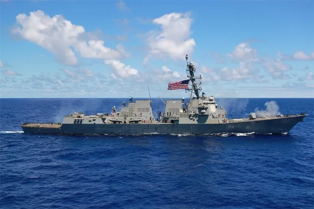 Эсминец USS Spruance перехватил грузовое судно TOUSKA под иранским флагом, которое пыталось пройти через морскую блокаду США.