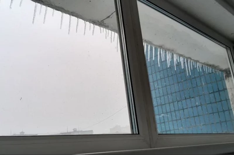 На крышах и окнах даже образовались мини-сосульки.