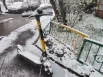 Самокаты, признаки стойкого прихода теплой погоды, теперь выглядят на заснеженных улицах анахронизмом.