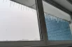 На крышах и окнах даже образовались мини-сосульки.