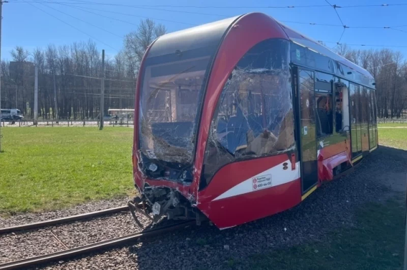 В результате удара на передней части сильные вмятины. 