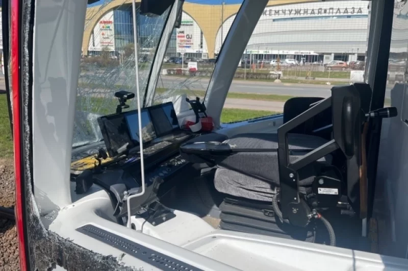 Кабина машиниста одного из трамваев.