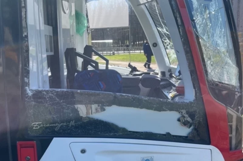 На месте происшествия работает специальная комиссия, которая выяснит все обстоятельства.