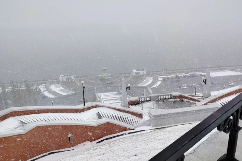 Спуск к Волге весь белый, а самой реки почти не видно.