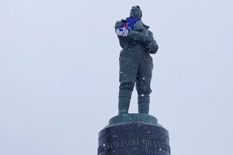 Для тепла на памятник повесили шарфик нижегородского клуба КХЛ 