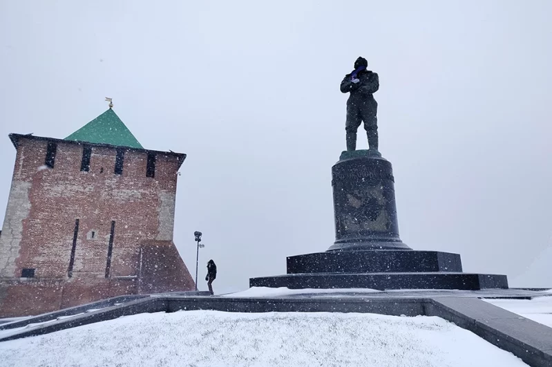 Снегопад словно разогнал туристов со смотровой площадки у памятника лётчику Валерию Чкалову.