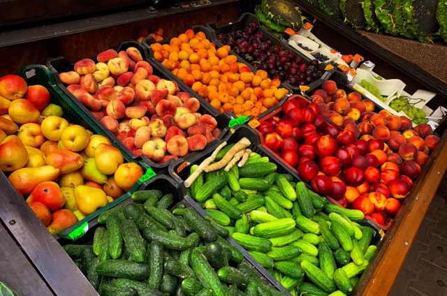 Здоровое питание, богатое фруктами, овощами и цельнозерновыми продуктами, повышает риск рака легких у молодых некурящих людей.