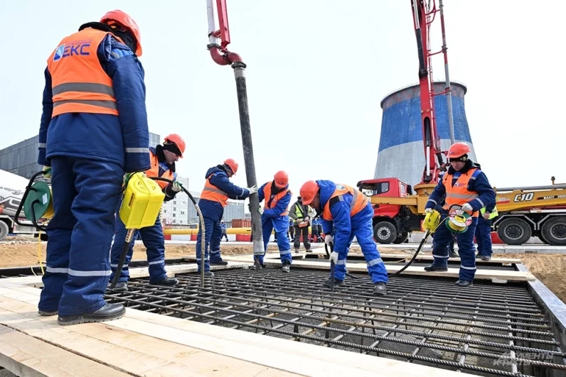 Строительство нового блока на ТЭЦ-25 разбито на два этапа: газотурбинную установку запустят уже к концу 2027 года. А паросиловую часть введут в эксплуатацию до конца 2028.