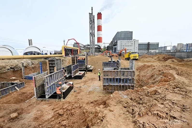 Главной сложностью возведения новых энергоблоков строители назвали работу в черте города и на территории действующей электростанции, из-за необходимости переносить инженерные коммуникации. В остальном – все штатно.