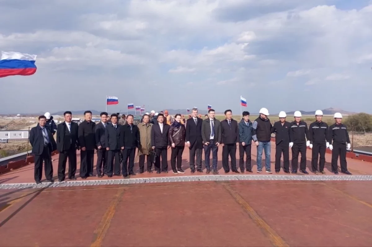 Захарова: на границе РФ и КНДР завершили стыковку автомобильного моста
