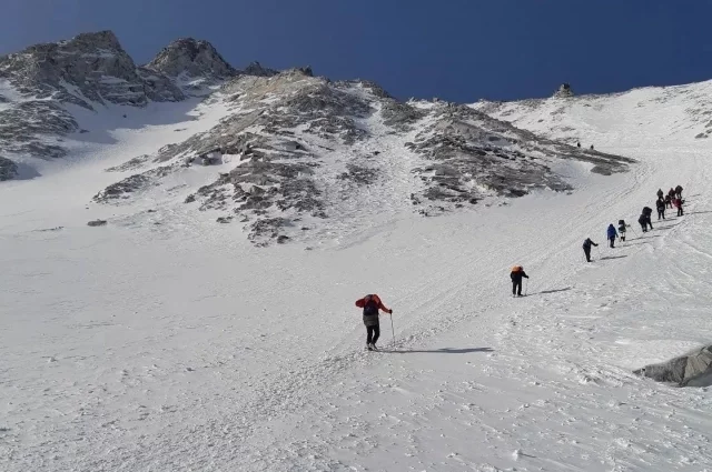 Группы туристов часто совершают восхождения по опасному маршруту, который может показаться несложным 