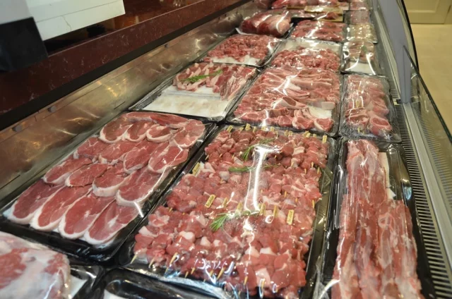 Много красного перца добавляется, когда мясо — «второй свежести».