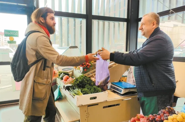 Корреспондент «АиФ» Степан Жирнов воспользовался случаем и купил у Николая свежих огурчиков.