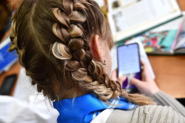 Большинство родителей считают, что интернет на их детей действует скорее отрицательно.