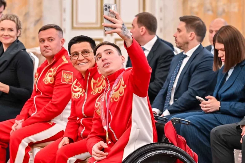 Паралимпиец Иван Голубков стал одной из главных звезд зимней Паралимпиады-2026, завоевав золотые медали в лыжных гонках, включая уверенную победу на дистанции 10 км сидя.