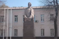 Памятник Владимиру Ульянову-гимназисту в Ульяновске.