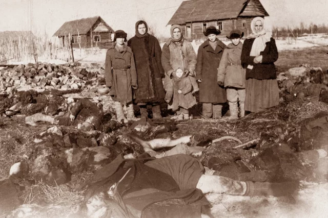 В 1943 г. перед отступлением нацисты согнали в деревню Новую 200 мирных граждан и сожгли заживо.