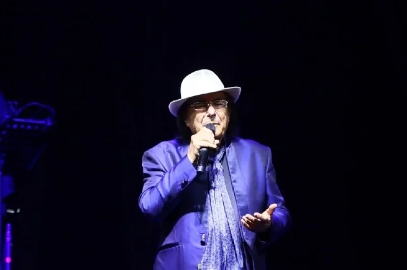 Артист также исполнил песню посвящённую Майклу Джексону.