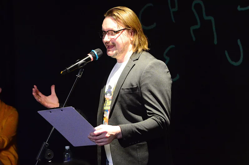 Музыкант и поэт Алексей Гуранин прочитал «Сказку о Пете, который стал шкафом».