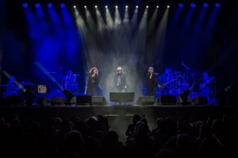 Он рассказал, что поет дома каждый день, чтобы сохранить молодость голосовых связок.